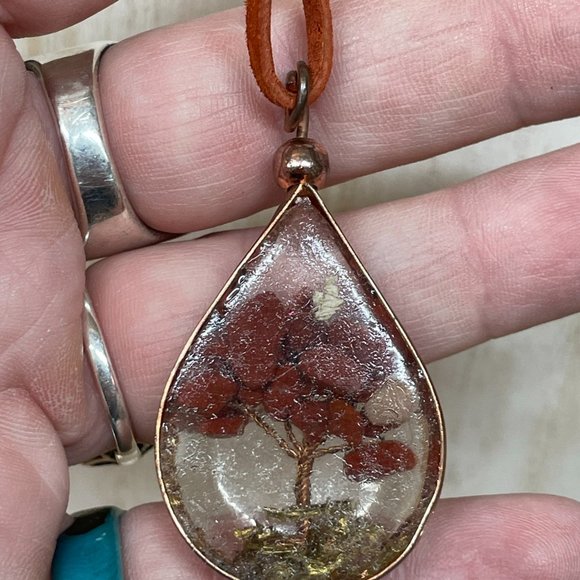 BEAUTIFUL RESIN TEARDROP TREE OF LIFE WITH COPPER BEZEL FRAME AND BALE NECKLACE - Picture 3 of 6